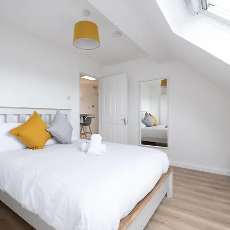 Luxury Modern Penthouse, Centre, Sleeps 6 *